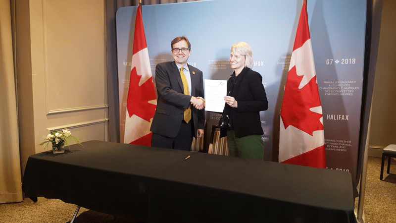 Jonathan Wilkinson, Minister of Fisheries, Oceans and the Canadian Coast Guard (left) and our Oceans Campaign Manager Lynn Kavanagh signing the Global Ghost Gear Initative statement of support.