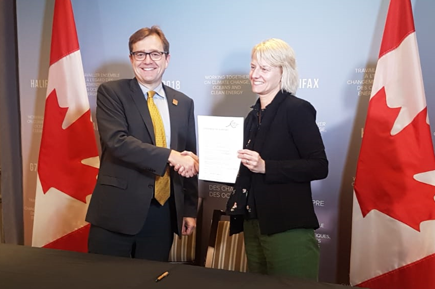 Jonathan Wilkinson, Minister of Fisheries, Oceans and the Canadian Coast Guard (left) and our Oceans Campaign Manager Lynn Kavanagh signing the Global Ghost Gear Initative statement of support.