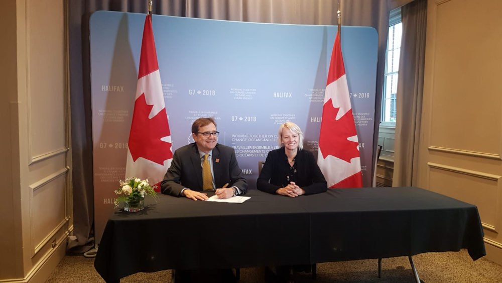 Lynn Kavanagh and Jonathan Wilkinson signing onto the GGGI at the 2018 G7.